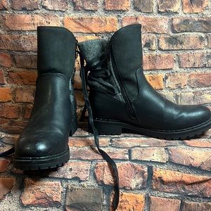 Size 8 ankle boot with wool lining. Lace back.